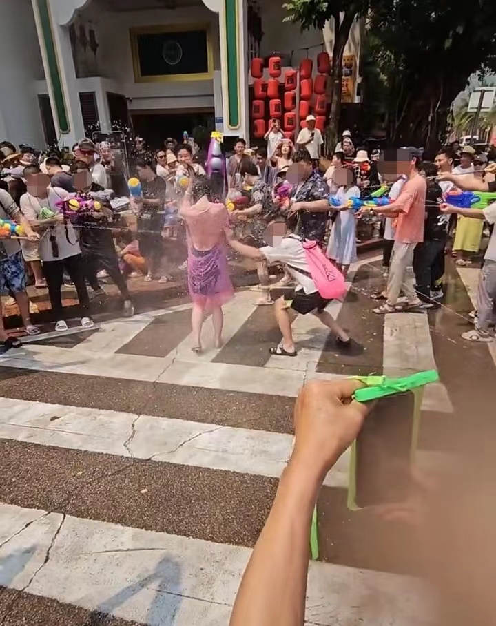 景洪“潑水節(jié)”女游客遭男性撕扯雨衣，拍攝者：專潑隱私部位